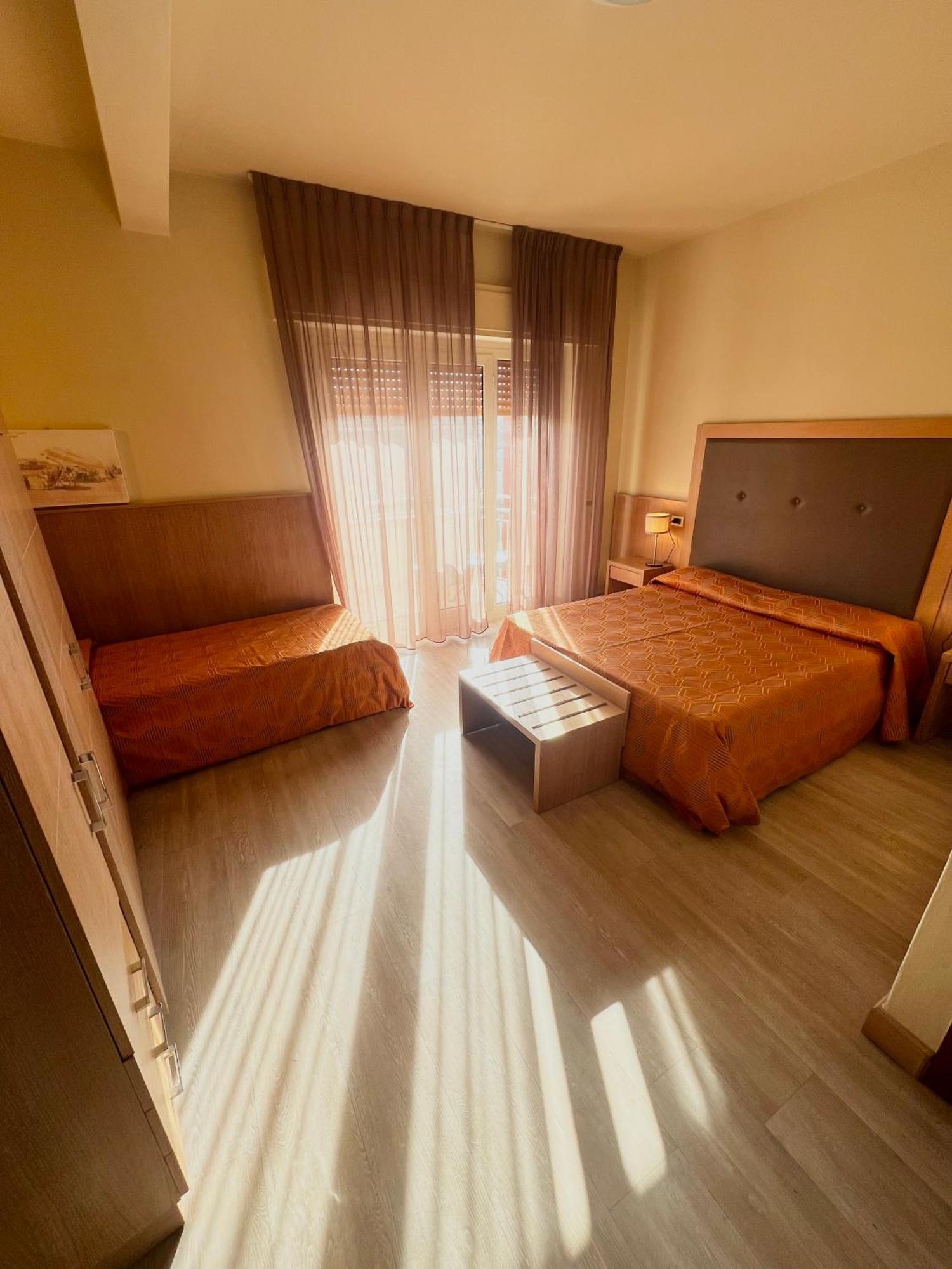 Hotel Nuova Sabrina マリーナ・ディ・ピエトラサンタ エクステリア 写真